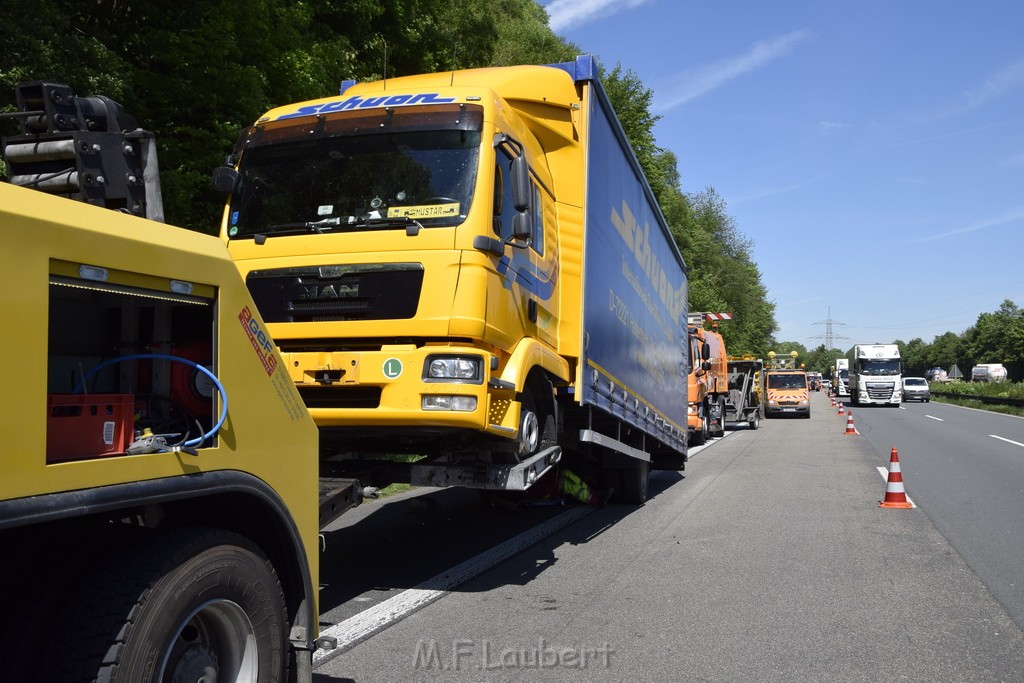 LKW in Boeschung A 3 Rich Frankfurt Hoehe Roesrath Lohmar P269.JPG - Miklos Laubert